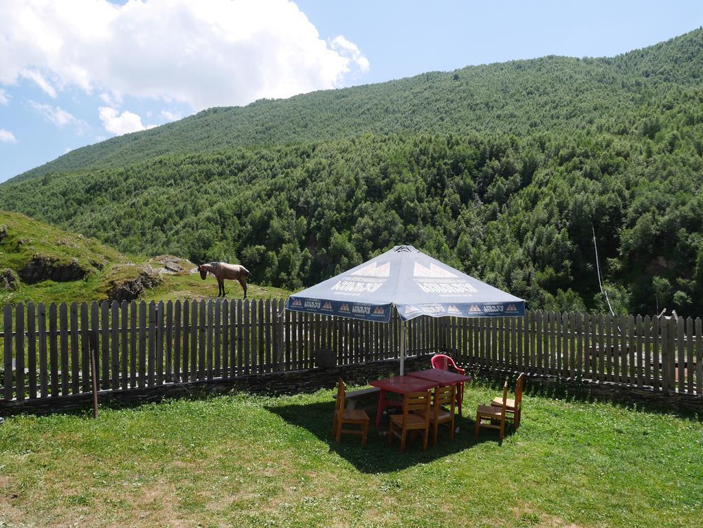 אושגולי Chazhashi Guesthouse מראה חיצוני תמונה