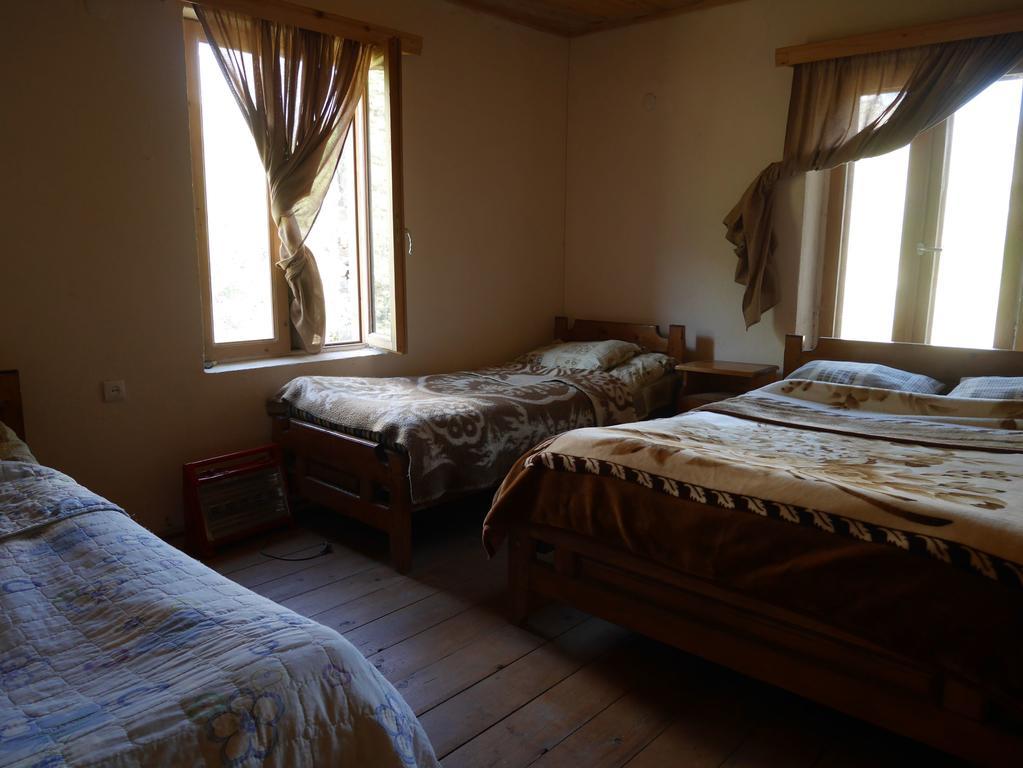אושגולי Chazhashi Guesthouse מראה חיצוני תמונה